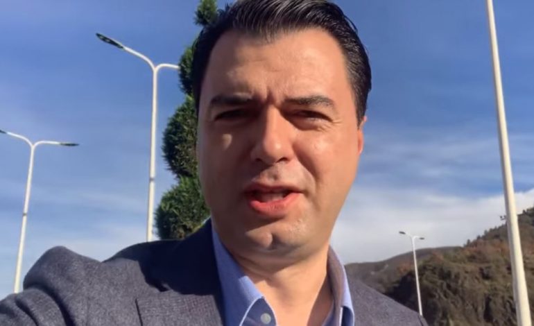 KUJTON DITËN E PARË TË SHQIPTARËVE PA VIZA NË EUROPË/ Qyetarët i kthehen njëzëri Bashës: E harrove 21 janarin? (FOTO)