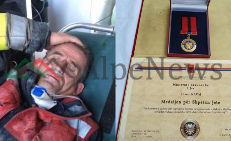 TËRMETI I 26 NËNTORIT/ Zjarrëfikësi HERO, Luan Kapaj merr medaljen nga ministri Lleshaj. Refuzoi maskën e oksigjenit… (FOTO)