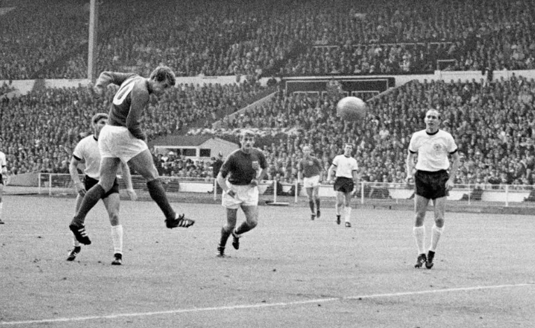 FUTBOLLI ANGLEZ NË ZI/ Legjenda e brezit “TË ARTË” ndërron jetë në moshën 76 vjeçare (FOTO)