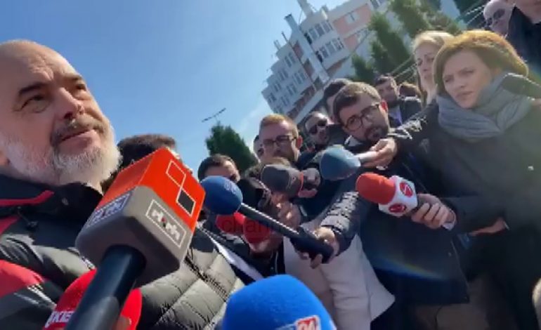 TËRMETI/ Vogëlushi i kishte ngulur sytë dhe po e dëgjonte me vëmendje, Rama bën gjestin epik