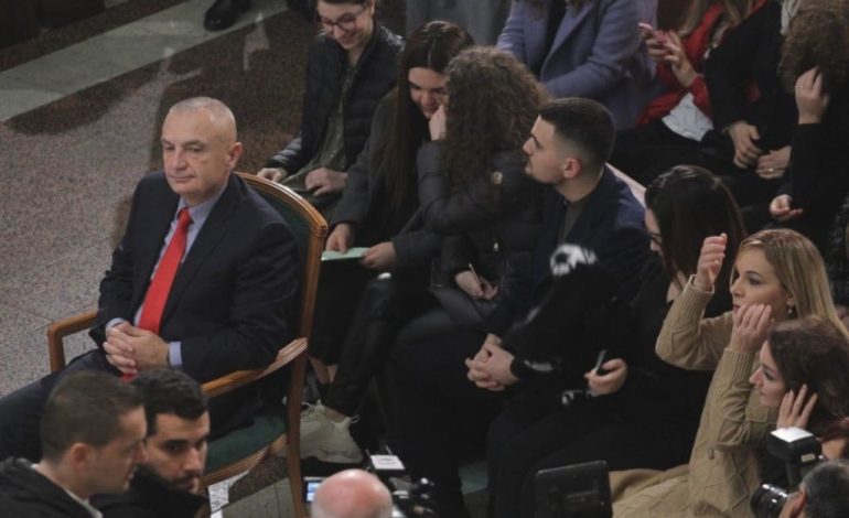 KRISHLINDJET/ Bektashiu Ilir Meta konvertohet në të krishter, bashkë me të shoqen? (FOTO)