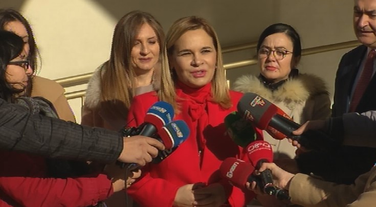 “SHQIPTARËT KANË NEVOJË PËR NGJYRA TË BUKURA”/ Kryemadhi pasi del nga kisha: Pasuria më e madhe është besimi në zot