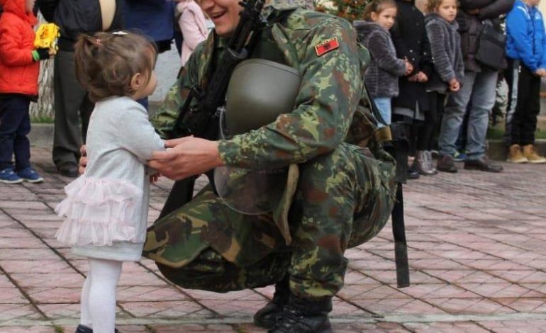 FOTO E DITËS/ Momenti kur ushtari shqiptar përcillet drejt Letonisë dhe buzëqeshja me vogëlushen