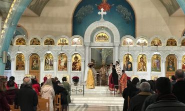 ORTODOKSËT NË FESTË/ Nis mesha e Krishtlindjes në Katedralen Ortodokse “Ngjallja e Krishtit” (FOTO)