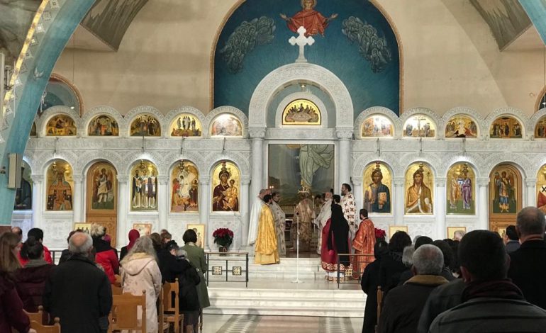 ORTODOKSËT NË FESTË/ Nis mesha e Krishtlindjes në Katedralen Ortodokse “Ngjallja e Krishtit” (FOTO)