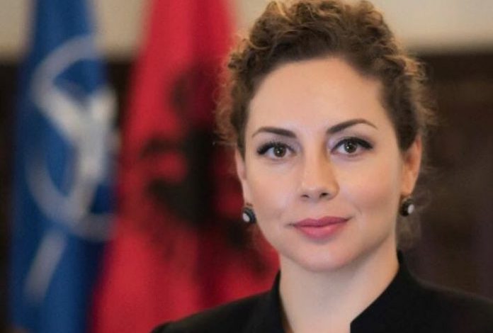 PJESË E DELEGACIONIT SHQIPTAR/ Ministrja Xhaçka në Samitin e NATO-s në Londër