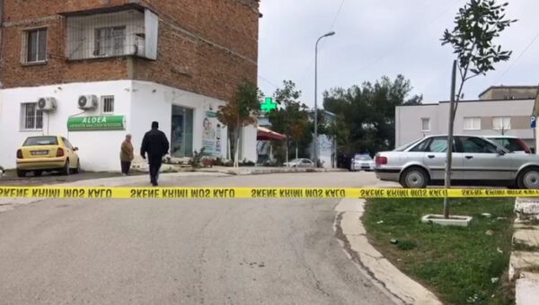 “KUR*Ë, KUR*Ë”/ Banori tregon arsyen e krimit në Patos: Motra ishte martuar dhe i vinte natën në krevat Manolit (VIDEO)