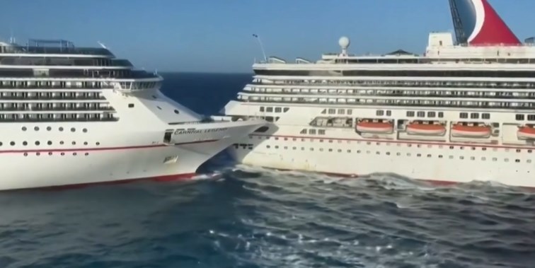 PAMJET E RRALLA/ Momenti kur përplasen DY anije lundruese (VIDEO)