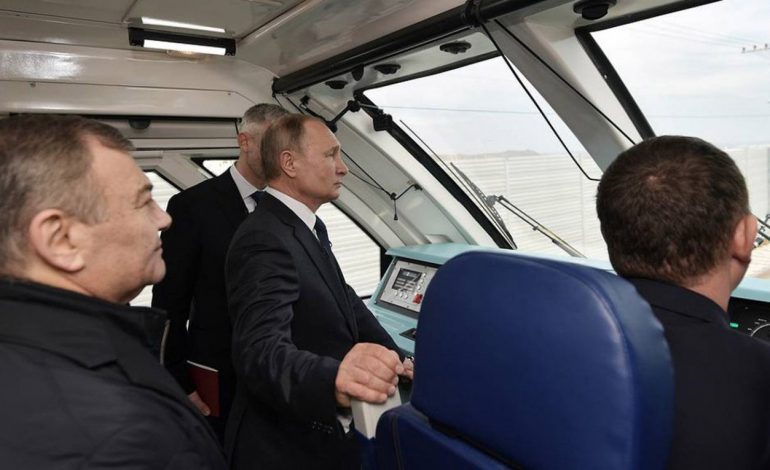 PUTIN SI MAKINIST/ Presidenti rus drejton trenin nga Krimeja në Moskë