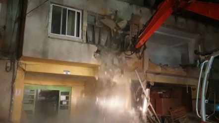SHKATËRROHET GODINA 15 NË “QYTETIN STUDENTI”/ Bashkia nis punën natën dhe e hedh në tokë (VIDEO)