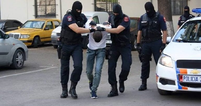 ARRESTOHEN BABË E BIR NË BULQIZË! Shpallet në kërkim djali tjetër, tentoi të pengonte policët