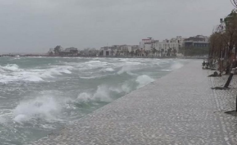 MOT I KEQ NË ADRIATIK! Shtyhet lundrimi i tragetit Bari-Durrës, një tjetër mbërrin me vonesë