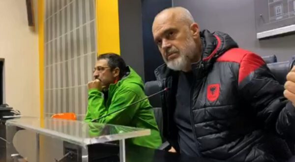 “DUHET TË RIKTHEHET SHPRESA”/ Rama porosi për festat e fundvitit: Tirana dhe Durrësi duhet të ndriçohen si asnjëherë tjetër