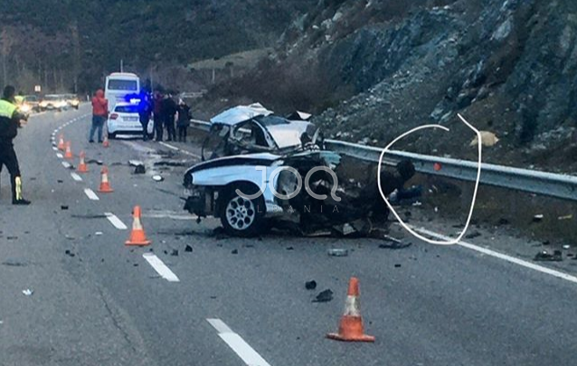 AKSIDENTI ME 1 TË VDEKUR NË RRUGËN E KOMBIT/ Detajet e REJA: Makina çahet në dysh pasi përplaset me autobusin (PAMJET)