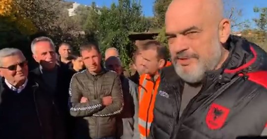 BATUTAT/ “Ata analistët e intelektualët s’durojnë fare”, Rama bën humor me banorin: Je shpallur në kërkim