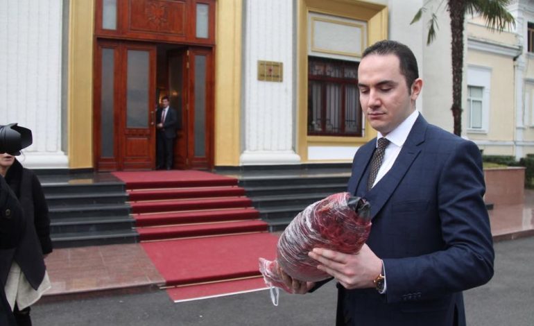 “Peshku i madh” i Ervin Salianjit dhe ironia e peshkut që qelbet nga koka