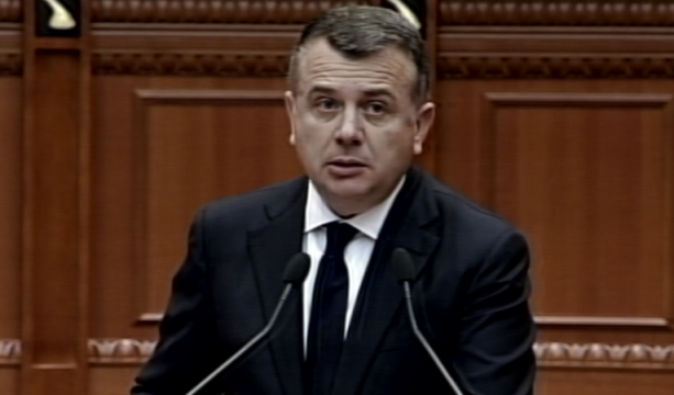 “NUK BËHET VAJI KORBIT NË DITË ZIE”/ Balla në parlament: Mjaft më me këngët e Albana Vokshit