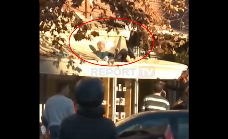 MREKULLI NË TIRANË/ I moshuari bie nga pallati dhe shpëton falë… tendës(VIDEO)