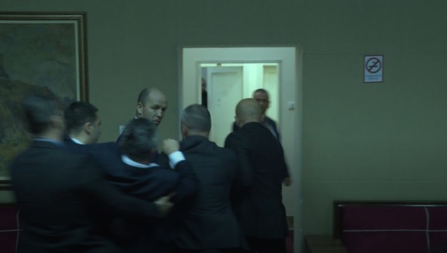 TENSIONE NË MAL TË ZI/ Deputeti serb kërcënon me luftë në Parlament. Përplasje, fyerje e dhunë. Ja ç’ndodhi (VIDEO)