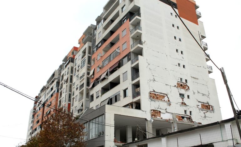I NDËRTUAR DY VITE MË PARË/ Ja si është shkatërruar pallati në Durrës (VIDEO)