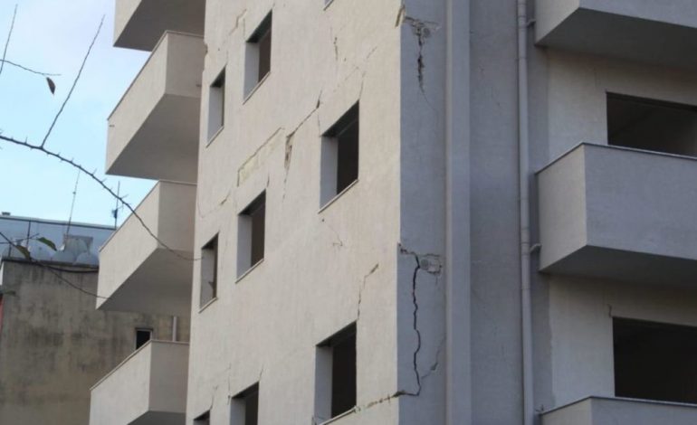 PASOJAT E TËRMETIT/ Pallati 11-katësh i dëmtuar rëndë, administratori nis fshehurazi riparimin e mureve