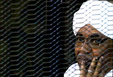 DËNOHET ME 2 VITE BURG/ Akuzohet për korrupsion ish-presidenti i Sudanit. Gjykata i konfiskon miliona euro