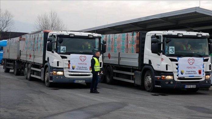 SOLIDARITETI/ Autokolona me 300 ton ndihma niset nga Bosnja për të prekurit nga tërmeti në Shqipëri