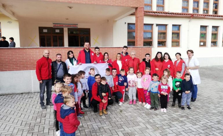 QINDRA ÇANTA PËR FËMIJËT NË DURRËS/ Të rinjtë shqiptarë dërgojnë nga Turqia mjete shkollore
