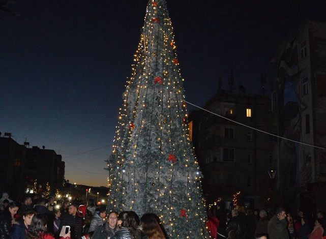 URA VAJGURORE NË PRAG TË FESTAVE/ Ndizen dritat festive në qytet