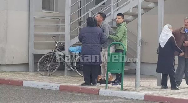 PAMJE DRAMATIKE/ Vëllai i 19-vjeçares vajton motrën në dyert e spitalit: Kush ta bëri këtë të keqen lali, një javë që u martove (VIDEO)