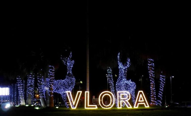 VLORA E NDRIÇUAR/ Ndizen dritat në qytetin bregdetar (FOTOT)