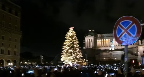 FESTAT E FUNDVITIT NË ROMË/ Ndizen dritat e pemës më të debatuar
