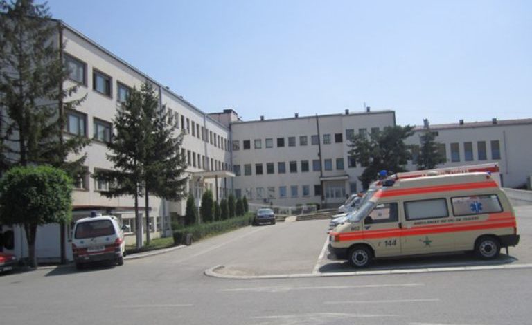 E RËNDË/ Vdes shqiptarja 27 vjeçare, mjekët i nxjerrin të gjallë foshnjen nga barku