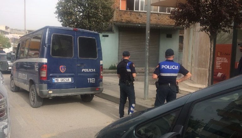 KËRCET SHERRI NË DIBËR/ Dy persona qëllojnë me thikë një efektiv policie