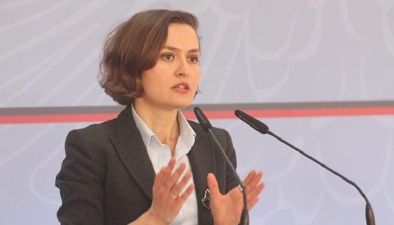 “PISA 2018″/Ministrja Shahini: Shqipëria, përmirësim të dukshëm në rezultatet e matematikës krahasuar me vitet e kaluara