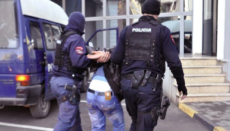 SAPO DOLI NGA BURGU PËR VRASJE/ Atentat për hakmarrje 60-vjeçarit në Patos, kapen dy autorët (EMRI)