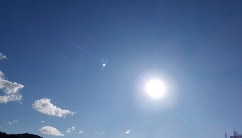 RIKTHEHEN DITËT ME DIELL/ Mjergulla “zbret” në disa në qytete, por temperaturat në rritje gjatë kësaj jave (TABELA)