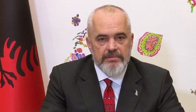 “HIQNI TELEFONAT NGA DUART”/ Mesazhi i kryeministrit në ditën e dytë të vitit: Ju dini vetëm të çatoni… (FOTO)