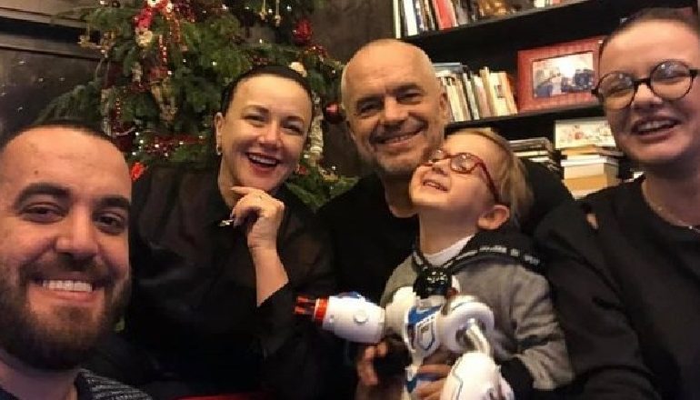 “VITI PAMJEPLOTË!” Linda Rama sjell FOTON e gëzuar me Zahon dhe Gregun