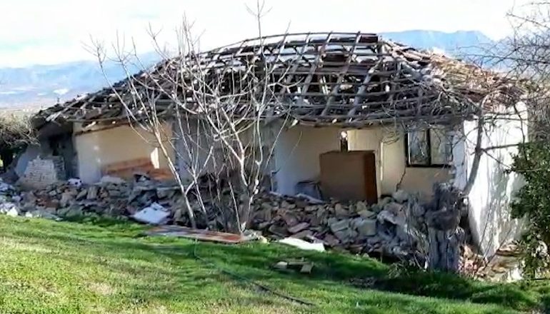 TËRMETI I SHEMBI SHTËPINË/ E moshuara: Na shpëtoi tavani me kallama! Lopën e zuri brenda, pulat fluturuan…