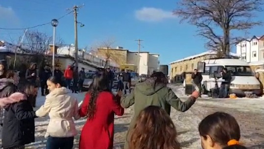 KËNGË DHE VALLE/ Emigrantët kthehen për Vitin e Ri dhe gjallërojnë Shishtavecin (VIDEO)
