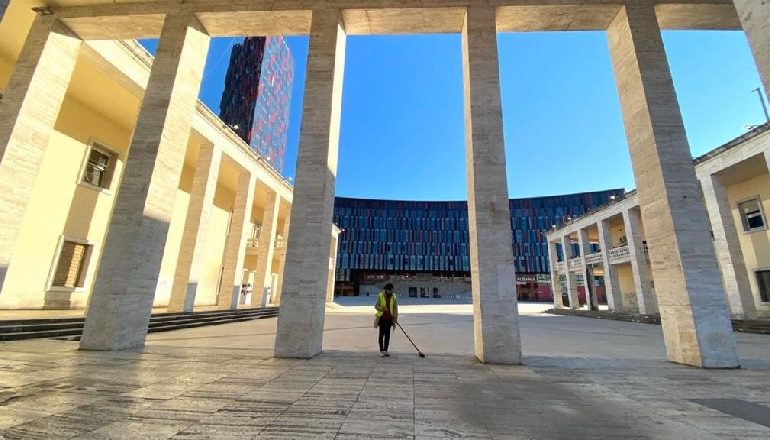 PAS FESTAVE TË FUNDVITIT/ Tirana i rikthehet normalitetit