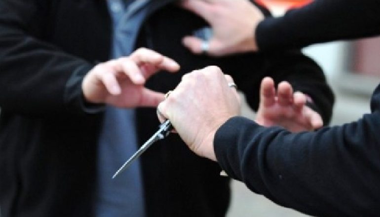 PAS SHERRIT QËLLON VËLLANË ME THIKË/ Arrestohet 16-vjeçari në Krujë! Pranga edhe një të riu, u kap duke kaluar…