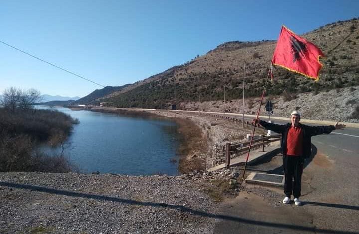 “KUQ E ZI”/ U dëbua nga Mali i Zi për flamurin shqiptar dhe plisin në kokë dhe më pas u arrestua, Irfan Damnori rikthehet në shtëpi (VIDEO)