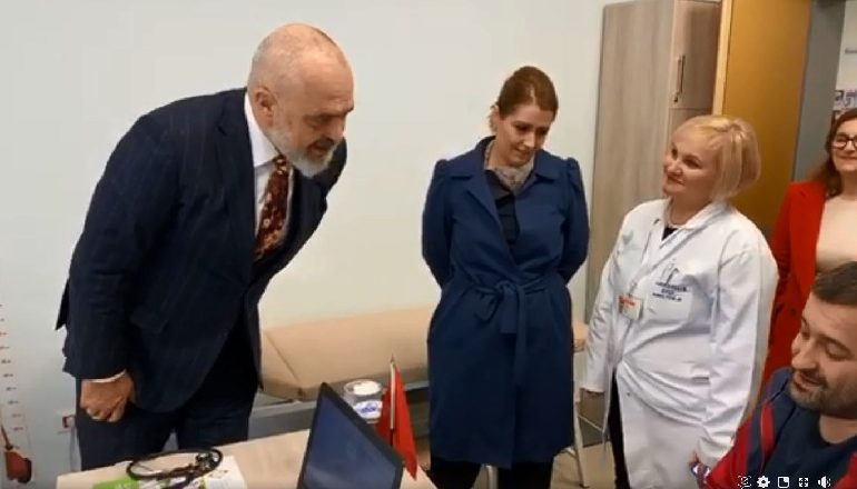 “S’KA KU E KE APO KU S’E”/ Rama gris letrat: Harrojeni, s’ka nevojë më për këto, mjeku e ka online kartën e shëndetit