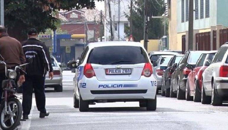NUK I HARRON QË E “SPIUNOI” PËR NDËRTIM PA LEJE/ 30-vjeçari nga arratia zihet me fqinjin dhe përfundon në spital