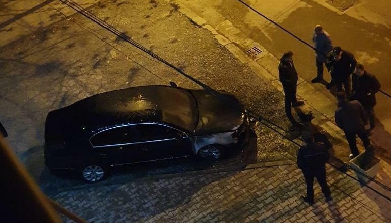 TRONDITET ELBASANI/ Vihet nën flakë makina e ish-oficerit të policisë (EMRI)