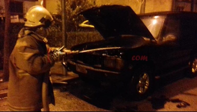 LYHET ME BENZINË DHE I VIHET FLAKA MAKINËS NË FUSHË-KRUJË/ Pronari: Nuk kam konflikte
