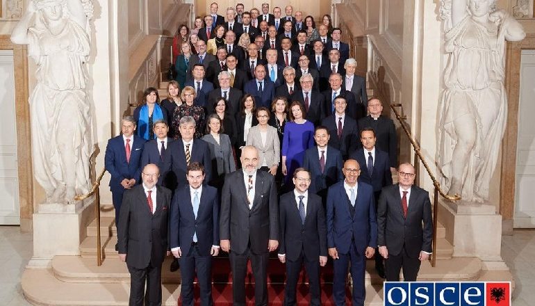 FOTO FAMILJARE E OSBE/ E pengonte gjatësia e Ramës? Sakrifica e fotografit për shkrepjen e duhur, hipën mbi shkallë