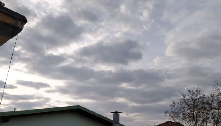 PAS DITËVE TË KTHJELLËTA/ Moti i kthjellët me temperatura në rritje si dhe reshje bore e shiu në këto zona. Ja si nis fundjava